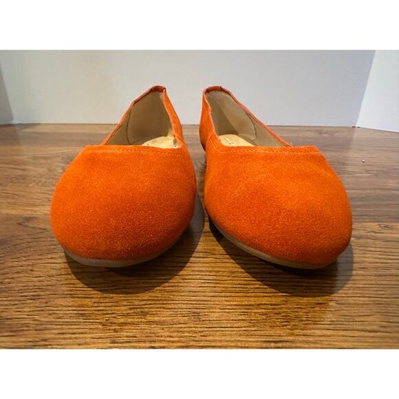 Violet and Red Women's Windsor Suede Flat Orange Size 7 NWOB Bold Footwear - Picture 4 of 9